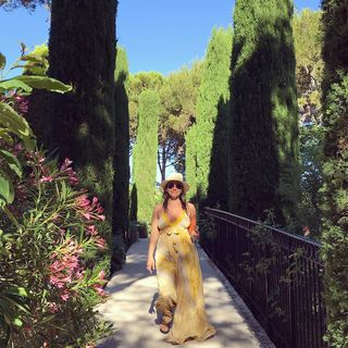 Camila Raznovich feet photo thumbnail