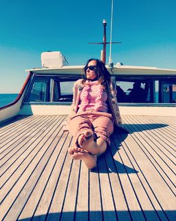 Camila Raznovich feet photo thumbnail