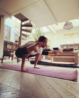 Camila Raznovich feet photo thumbnail