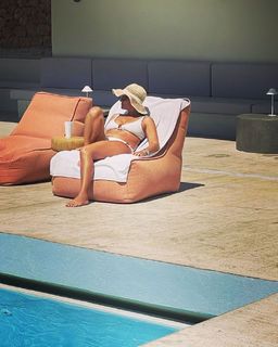 Camila Raznovich feet photo thumbnail