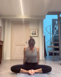 Camila Raznovich feet photo thumbnail