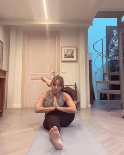 Camila Raznovich feet photo thumbnail