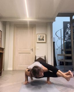 Camila Raznovich feet photo thumbnail