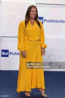 Camila Raznovich feet photo thumbnail