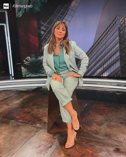 Camila Raznovich feet photo thumbnail