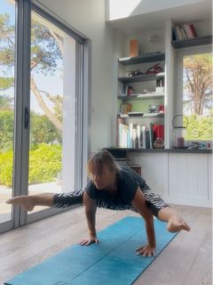 Camila Raznovich feet photo thumbnail