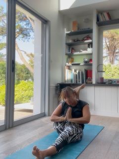 Camila Raznovich feet photo thumbnail