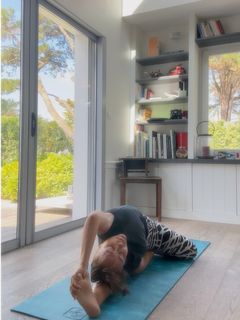 Camila Raznovich feet photo thumbnail