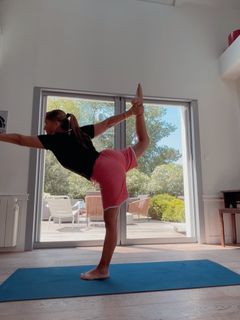 Camila Raznovich feet photo thumbnail