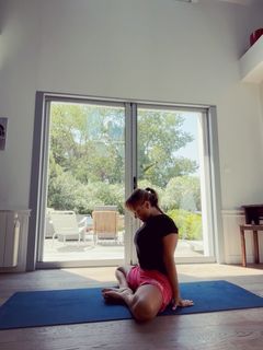 Camila Raznovich feet photo thumbnail