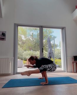 Camila Raznovich feet photo thumbnail