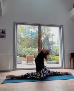 Camila Raznovich feet photo thumbnail