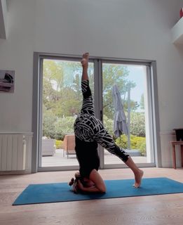 Camila Raznovich feet photo thumbnail