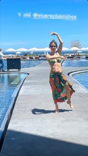 Camila Sodi feet photo thumbnail