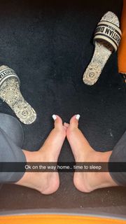 Camilla Araújo feet photo thumbnail