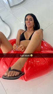 Camilla Araújo feet photo thumbnail