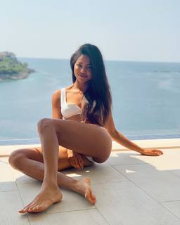Camille Hyde feet photo 3