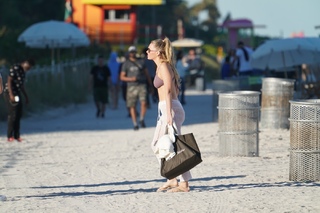 Camille Kostek feet photo thumbnail