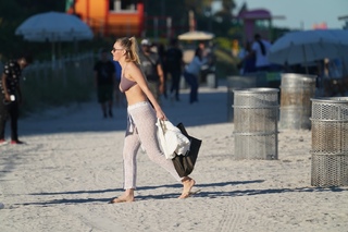 Camille Kostek feet photo thumbnail