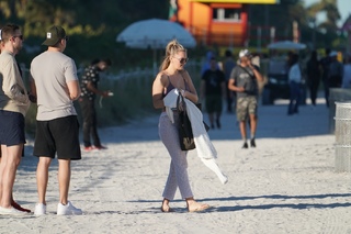 Camille Kostek feet photo thumbnail