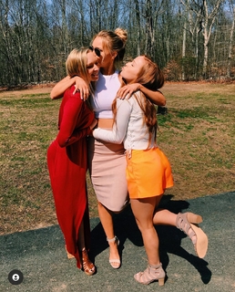 Camille Kostek feet photo thumbnail