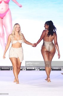 Camille Kostek feet photo thumbnail