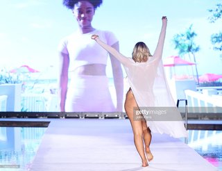 Camille Kostek feet photo thumbnail