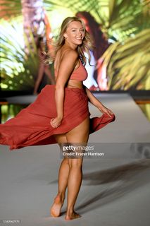 Camille Kostek feet photo thumbnail