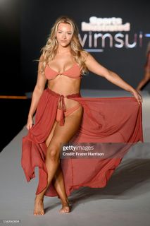 Camille Kostek feet photo thumbnail