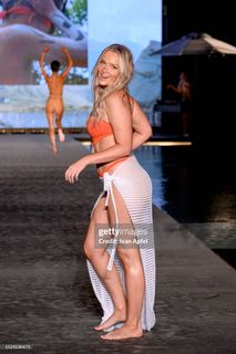Camille Kostek feet photo thumbnail