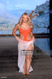 Camille Kostek feet photo thumbnail