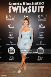 Camille Kostek feet photo thumbnail