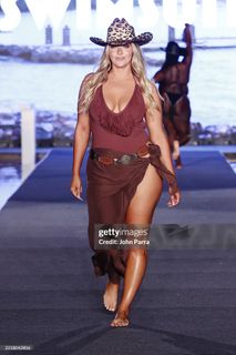 Camille Kostek feet photo thumbnail