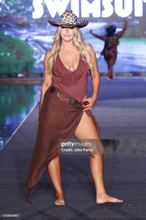 Camille Kostek feet photo thumbnail