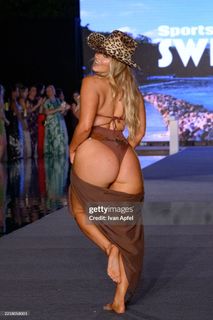 Camille Kostek feet photo thumbnail