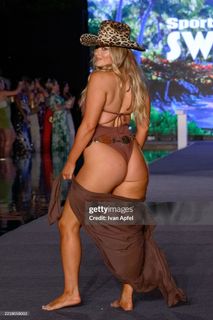 Camille Kostek feet photo thumbnail