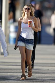 Camille Rowe feet photo thumbnail