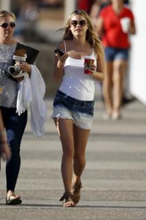 Camille Rowe feet photo thumbnail