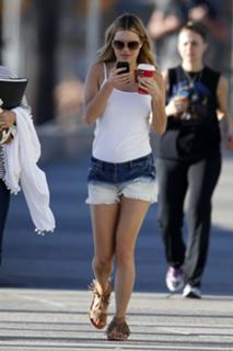 Camille Rowe feet photo thumbnail