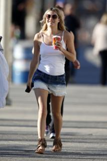 Camille Rowe feet photo thumbnail