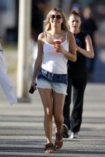 Camille Rowe feet photo thumbnail