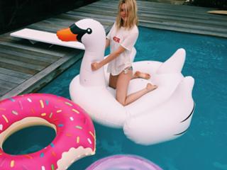 Camille Rowe feet photo thumbnail