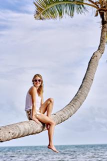 Camille Rowe feet photo thumbnail