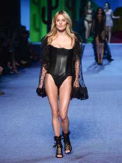 Camille Rowe feet photo thumbnail