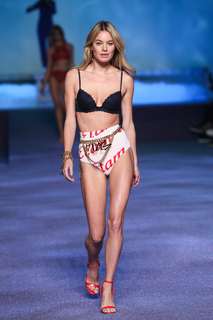 Camille Rowe feet photo thumbnail