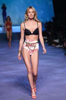 Camille Rowe feet photo thumbnail