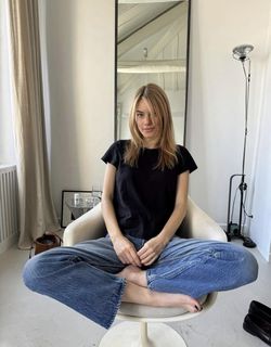 Camille Rowe feet photo thumbnail