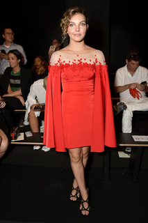 Camren Bicondova feet photo thumbnail