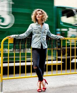 Camren Bicondova feet photo thumbnail