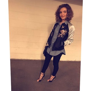 Camren Bicondova feet photo thumbnail